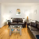 1Bd Modern City Oasis: Near London Attractions
